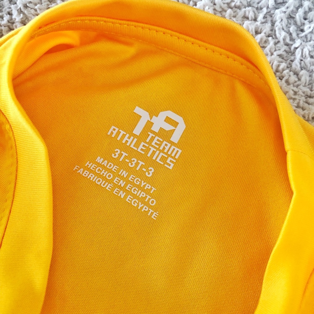 UCLA Bruins t-shirt - Picture 2 of 3